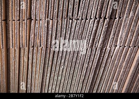 Nahseiten von übereinander gefalteten Kartonstapeln. Konzeptlagerung von Kisten aus umweltfreundlichem und nachwachsenden Material. Werbung Stockfoto