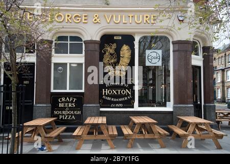 London, England, Großbritannien. Änderungen aufgrund von Coronavirus Pandemie, Hackney. Leerer Pub, keine Kunden. Stockfoto