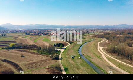 Der Orešje-See und die umliegende ländliche Landschaft, fotografiert mit Drohne von oben Stockfoto