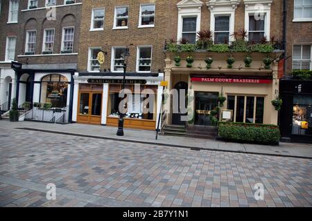 März 2020, London: Ikonische Touristenattraktionen und Verkehrssysteme in London sind leer, da Corona Virus die Menschen von den Straßen treibt Stockfoto