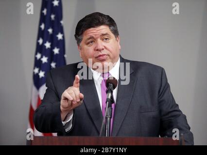 Belleville, USA. März 2020. Illinois Reg. J.B. Pritzker gibt Reportern am Mittwoch, 18. März 2020, eine Aktualisierung der landesweiten Antwort auf Coronavirus in Belleville, Illinois. 60 Mitglieder der Nationalgarde von Illinois werden nun eingesetzt, um zu helfen, da die Zahl der mit dem Virus besetzten Personen 160 Fälle in 15 Grafschaften mit einem Todesfall erreicht. Foto von Bill Greenblatt/UPI Credit: UPI/Alamy Live News Stockfoto