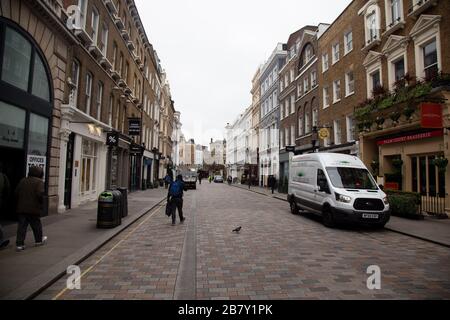 März 2020, London: Ikonische Touristenattraktionen und Verkehrssysteme in London sind leer, da Corona Virus die Menschen von den Straßen treibt Stockfoto
