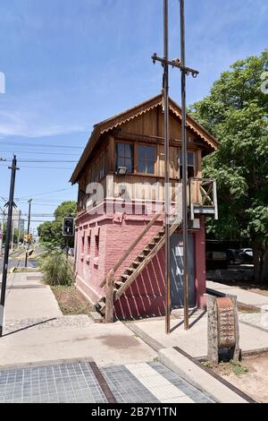 Verwahrloste alte Eisenbahn-Signalbox bei Mendoza Argentina Stockfoto