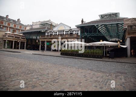 März 2020, London: Ikonische Touristenattraktionen und Verkehrssysteme in London sind leer, da Corona Virus die Menschen von den Straßen treibt Stockfoto