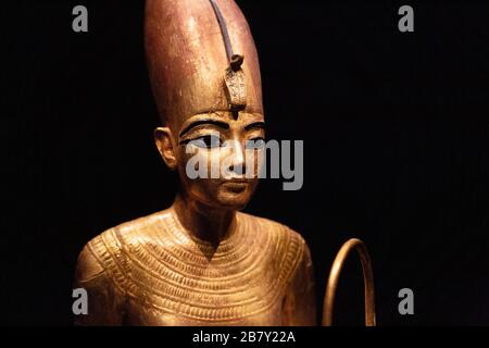 Tutanchamun-Statue - Nahaufnahme von Kopf, König in der goldenen Statue der Weißen Krone, Tutanchamun-Schätze aus Tutanchamuns Grab, Tutanchamun-Ausstellung UK Stockfoto