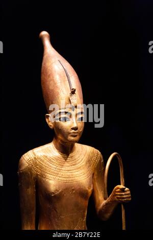 Tutanchamun-Statue - Nahaufnahme des Kopfes von Tutanchamen, der die Weiße Krone trägt, vergoldete Holzstatue; Tutanchamuns Grab, das alte Ägypten Stockfoto