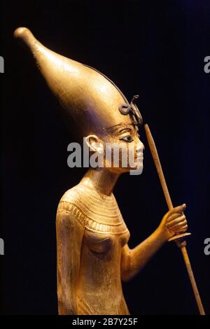 Tutanchamun-Statue; Nahaufnahme einer vergoldeten Holzstatue des Königs; Tutanchamuns Grab, altägyptischer Schatz, altägyptisches Ägypten Stockfoto