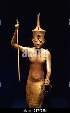 Tutanchamun-Statue; Detail aus vergoldeter Holzstatue von Tutanchamun, die eine Harpune hält; Schätze aus Tutanchamuns Grab. Die Schätze des alten Ägypten Stockfoto