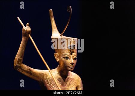 Tutanchamun-Statue; Detail aus vergoldeter Holzstatue von Tutanchamun, die auf einem Skiff steht; Schätze aus Tutanchamuns Grab. Die Schätze des alten Ägypten Stockfoto