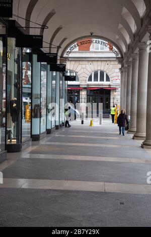 März 2020, London: Ikonische Touristenattraktionen und Verkehrssysteme in London sind leer, da Corona Virus die Menschen von den Straßen treibt Stockfoto