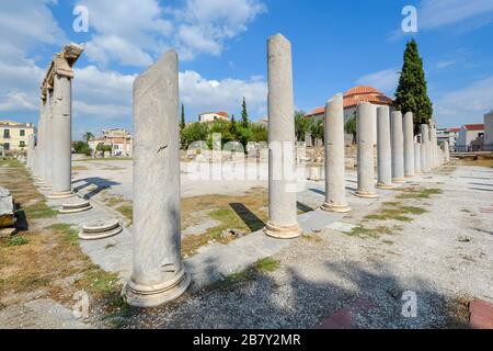 Die antiken Ruinen der römischen Agora in Athen Griechenland mit einer Kirche und Tempel im Hinblick auf ein Sommertag im Plaka Viertel Stockfoto