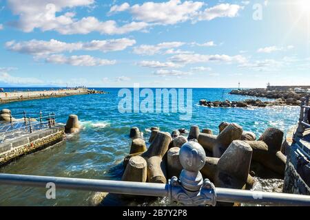 Der kleine Hafen entlang der Amalfiküste in der Stadt Amalfi in Süditalien. Stockfoto