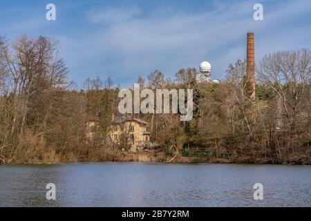 Teufelssee, Berlin, Deutschland - 18. märz 2020: Teufelssee und Hügel mit dem Oekowerk an einem sonnigen Frühlingstag Stockfoto