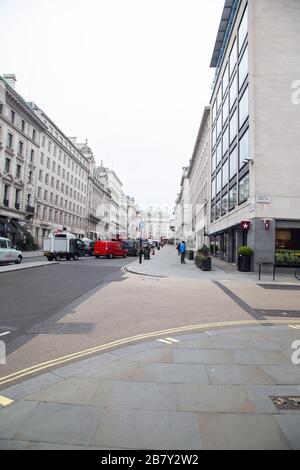 März 2020, London: Ikonische Touristenattraktionen und Verkehrssysteme in London sind leer, da Corona Virus die Menschen von den Straßen treibt Stockfoto