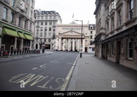 März 2020, London: Ikonische Touristenattraktionen und Verkehrssysteme in London sind leer, da Corona Virus die Menschen von den Straßen treibt Stockfoto