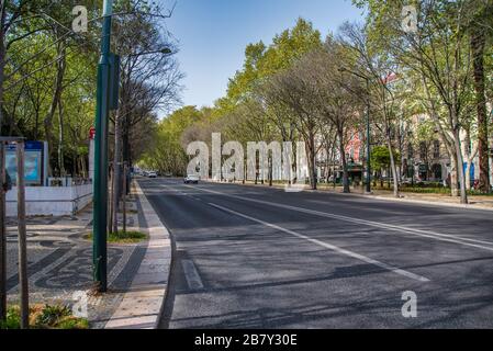 Seltene Aussicht auf die Avenida da Liberdade in Lissabon ohne Verkehr oder Fußgänger, mit dem zentralen Denkmal und dem baumgesäumten Boulevard. Stockfoto