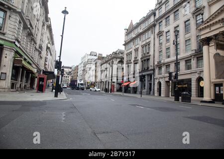 März 2020, London: Ikonische Touristenattraktionen und Verkehrssysteme in London sind leer, da Corona Virus die Menschen von den Straßen treibt Stockfoto