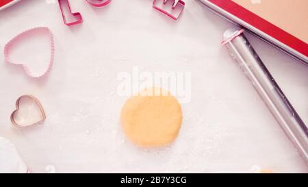 Flach. Schritt für Schritt. Rolling Zucker Plätzchenteig mit Metall Rolling Pin. Stockfoto