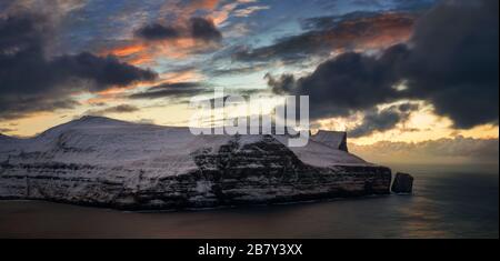 Panorama der Klippen von Stakkur auf der Streymoy-Insel bei Sonnenuntergang, auf den Färöern Stockfoto