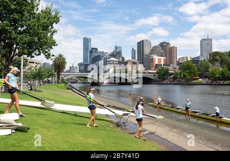 Blick auf die Stadt über den Yarra River von Alexandra Gardens, Melbourne, Victoria, Australien Stockfoto