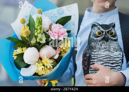 Ein Blumenstrauß für den ersten geliebten Lehrer am ersten September. Blumen für die letzte Glocke. Tag der Erkenntnis. Beginn des Schuljahres. Stockfoto