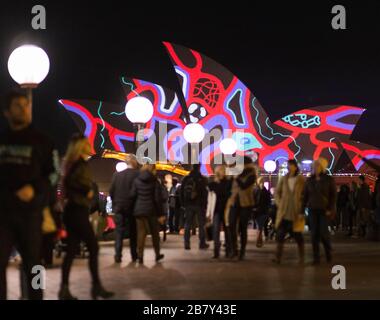 Das Sydney Opera House wird während des Vivid Festivals in Sydney von Universal Everything beleuchtet Stockfoto