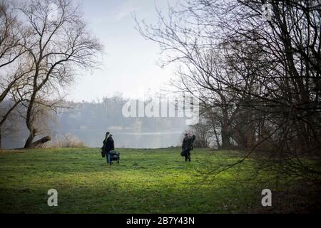 Posen, Großpolen, Polen. März 2020. Es ist leicht zu bemerken, dass der Frühling kommt. Im Bild: Zwei Angler. Kredit: Dawid Tatarkiewicz/ZUMA Wire/Alamy Live News Stockfoto