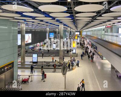 Gepäckausgabe Hall, Terminal 5, Flughafen Heathrow, London Borough of Hounslow, Greater London, England, Großbritannien Stockfoto