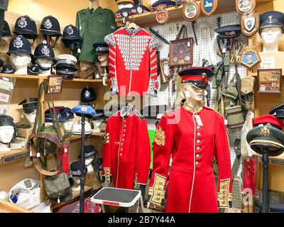 Militär-Antiquitäten und Sammlerstücke im Brackley Antique Cellar, Draymans Walk, Brackley, Northamptonshire, England, Großbritannien Stockfoto