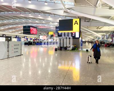 Terminal 5 Abflugsebene, Flughafen Heathrow, London Borough of Hounslow, Greater London, England, Großbritannien Stockfoto