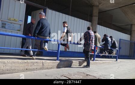 Männer Schlange für Arbeit an der Fischerstation in Sete im Departement Hérault in der Region Occitanie in Südfrankreich. Stockfoto