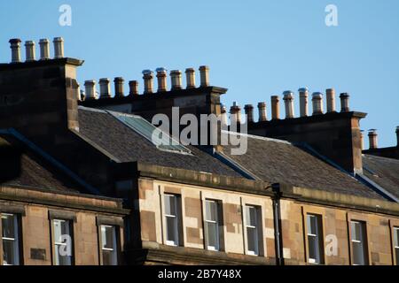 Blick auf alte Häuser im Dean Village und Leith Fluss in der New Town von Edinburgh City, der Hauptstadt von Schottland, im sonnigen Wintertag Stockfoto