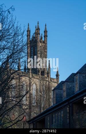 Blick auf alte gotische Kirche in der Nähe von Dean Dorf in der neuen Stadt Teil der Stadt Edinburgh, die Hauptstadt Schottlands, in sonnigen Wintertag Stockfoto