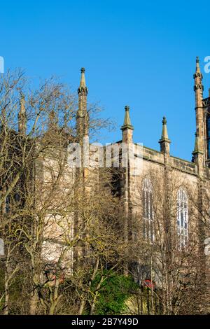 Blick auf alte gotische Kirche in der Nähe von Dean Dorf in der neuen Stadt Teil der Stadt Edinburgh, die Hauptstadt Schottlands, in sonnigen Wintertag Stockfoto