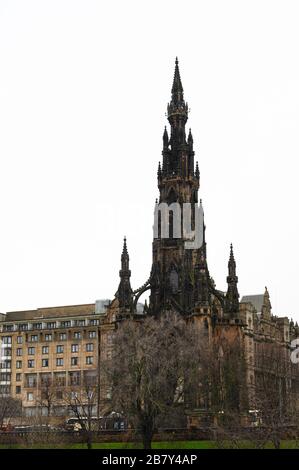 Blick auf das Gebäude mit gotischem Denkmal in der Pricess Street im alten Teil von Edinburgh, der Hauptstadt Schottlands im Winter Stockfoto