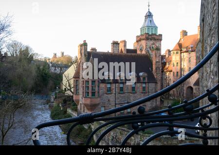 Blick auf alte Häuser im Dean Village und Leith Fluss in der New Town von Edinburgh City, der Hauptstadt von Schottland, im sonnigen Wintertag Stockfoto