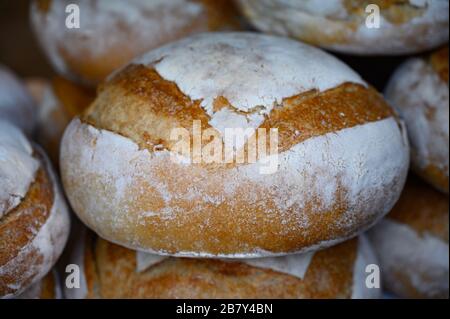 Schottisches hausgemachtes Roggenbrot auf dem Sonntag Street Market in Edinburgh steht in der Nähe Stockfoto