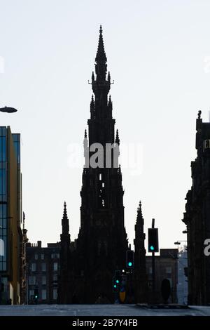 Blick auf das Gebäude mit gotischem Denkmal in der Pricess Street im alten Teil von Edinburgh, der Hauptstadt Schottlands im Winter Stockfoto