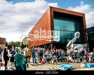 Großartige Darstellung der Blasenherstellung bei der Feier des Leeds Liverpool Canal in Burnley Lancashire Stockfoto