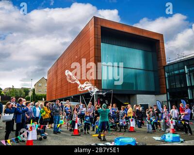 Großartige Darstellung der Blasenherstellung bei der Feier des Leeds Liverpool Canal in Burnley Lancashire Stockfoto