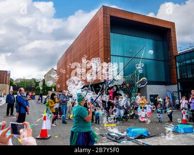 Großartige Darstellung der Blasenherstellung bei der Feier des Leeds Liverpool Canal in Burnley Lancashire Stockfoto