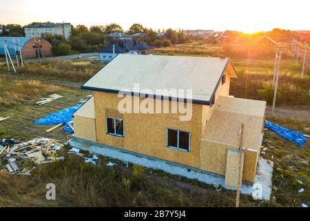 Bau von neuen und modernen modularen Haus. Wände von Composite- Holz- sip-Panels mit Polystyroldämmung im Inneren. Aufbau neuer Rahmen der Ener Stockfoto