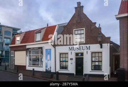 Noordwijk, Niederlande, 17. Januar 2020.das Museum von Noordwijk und das violette Denkmal einer Frau mit Staubsauger Stockfoto