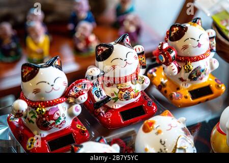 Glückskatzenfiguren im buddhistischen Laden Amitabha Garden in Greenwich, London, Großbritannien Stockfoto