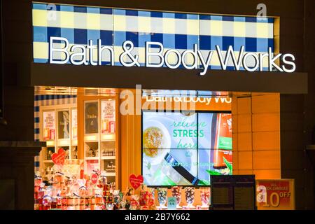 LAS VEGAS, NV, USA - FEBRUAR 2019: Eingang einer Filiale von Bath & Body Works in einem Einkaufszentrum in Las Vegas. Stockfoto