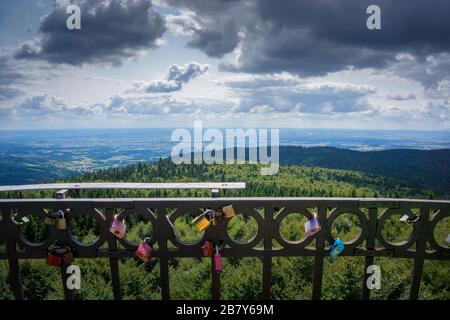 Sehenswürdigkeiten und Ausblicke von der Spitze des Hirschensteins im bayerischen Wald Stockfoto