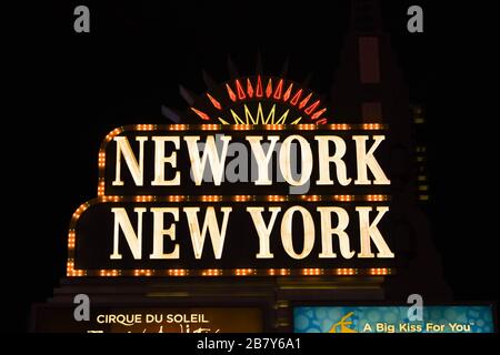 LAS VEGAS, NV, USA - FEBRUAR 2019: Beleuchtetes Schild vor dem New Yorker New York Hotel am Las Vegas Boulevard, das auch als Strip bezeichnet wird. Stockfoto