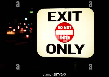 LAS VEGAS, NV, USA - FEBRUAR 2019: Beleuchtetes Schild vor der Ausfahrt des Parkplatzes eines Hotels in Las Vegas. Stockfoto
