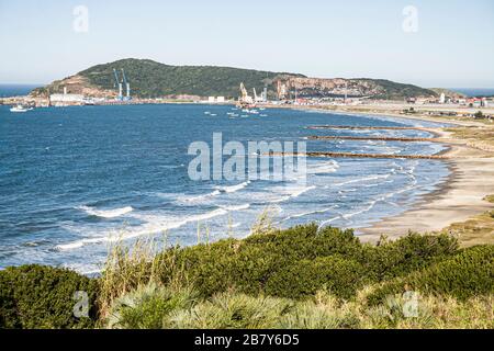 Blick auf den Hafen von Imbituba. Imbituba, Santa Catarina, Brasilien. Stockfoto