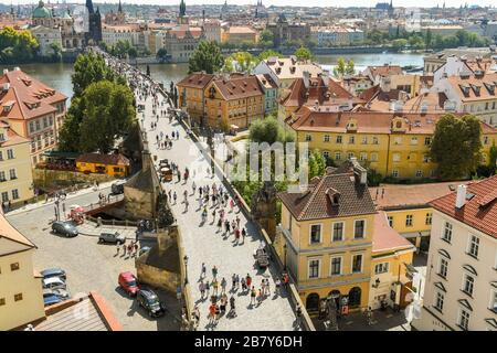 PRAG, TSCHECHIEN - JULI 2018: Luftbild zur Karlsbrücke in Prag vom Gipfel des Brückenturms der kleinen Stadt. Stockfoto